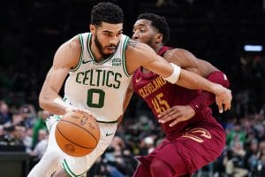 Jayson Tatum supera en carrera a Donovan Mitchell.