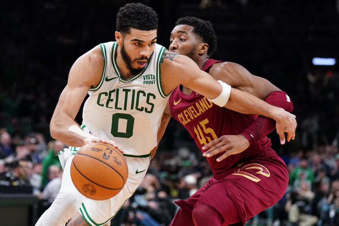 Jayson Tatum supera en carrera a Donovan Mitchell.