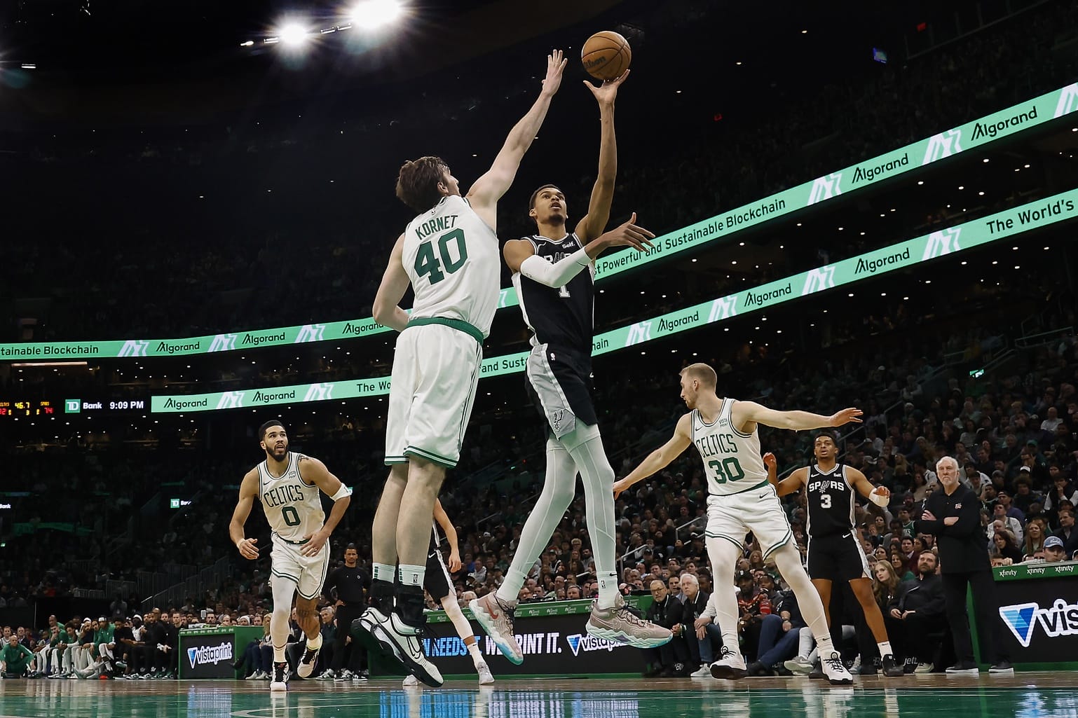 Victor Wembanyama anota ante la defensa de Luke Kornet