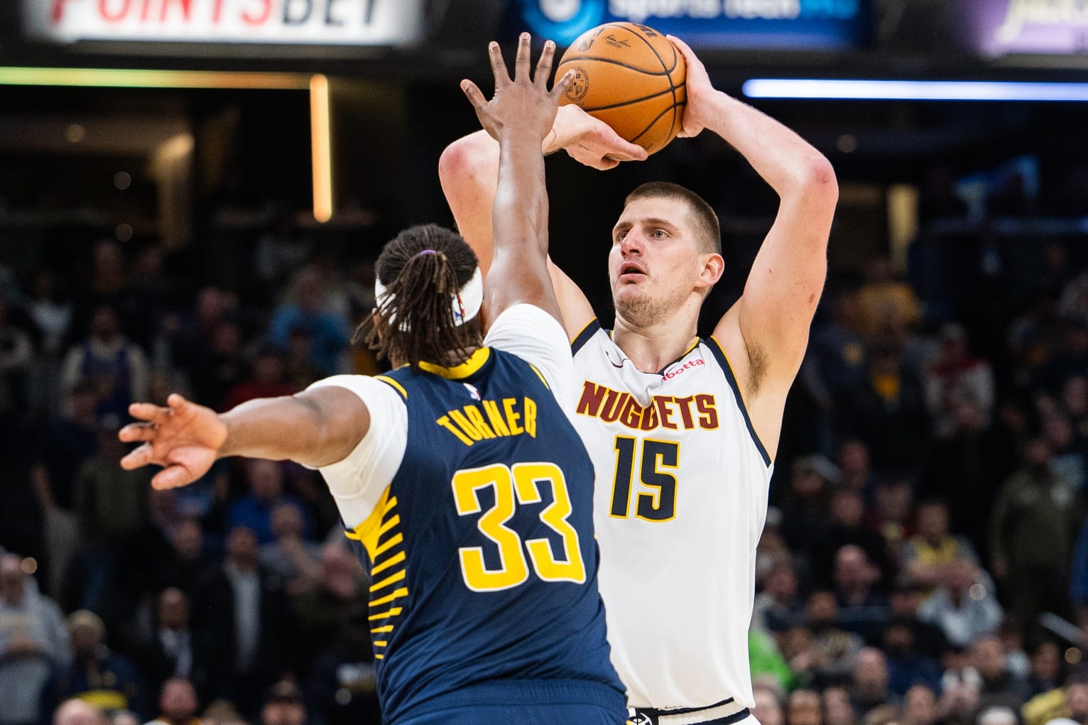 Nikola Jokic contra Myles Turner