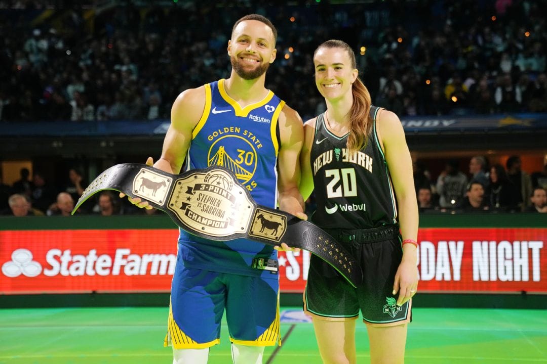 Stephen Curry y Sabrina Ionescu posan tras batirse en duelo.