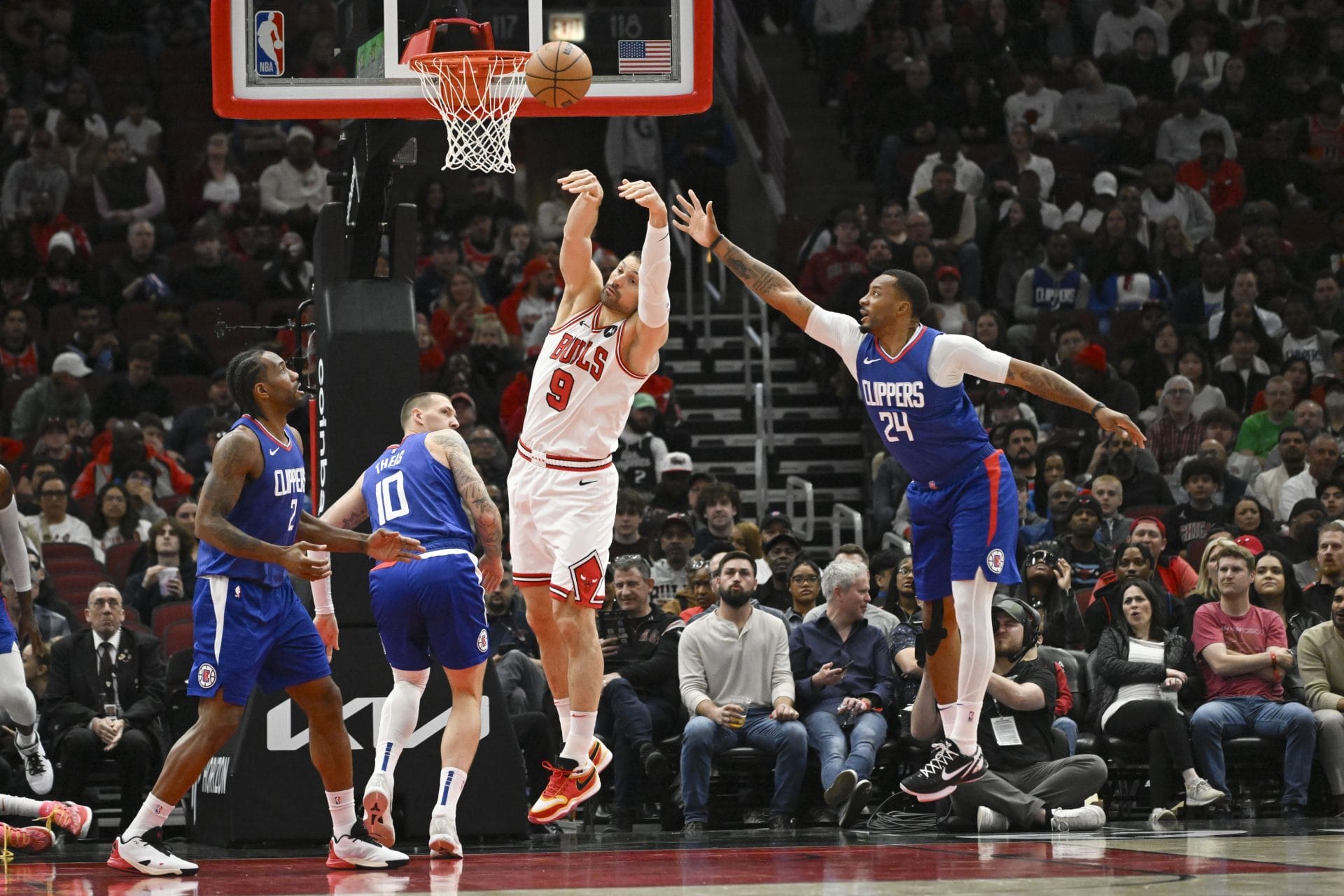 Nikola Vucevic lucha por un rebote