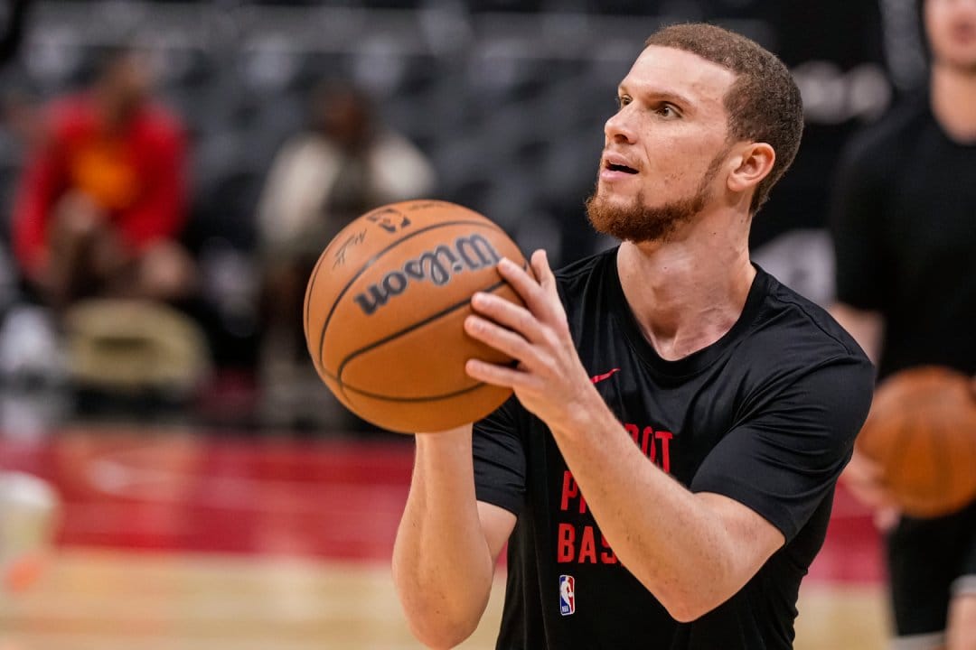 Malachi Flynn entrena su tiro.