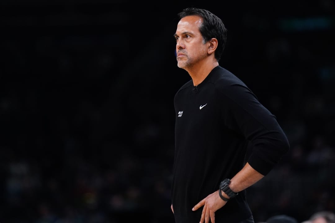 Erik Spoelstra pensativo en la banda