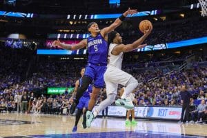 Donovan Mitchell intenta una bandeja ante Paolo Banchero.