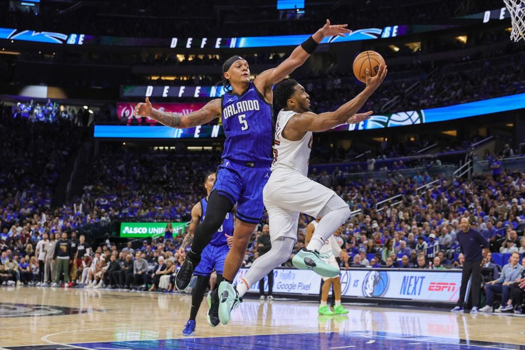 Donovan Mitchell intenta una bandeja ante Paolo Banchero.