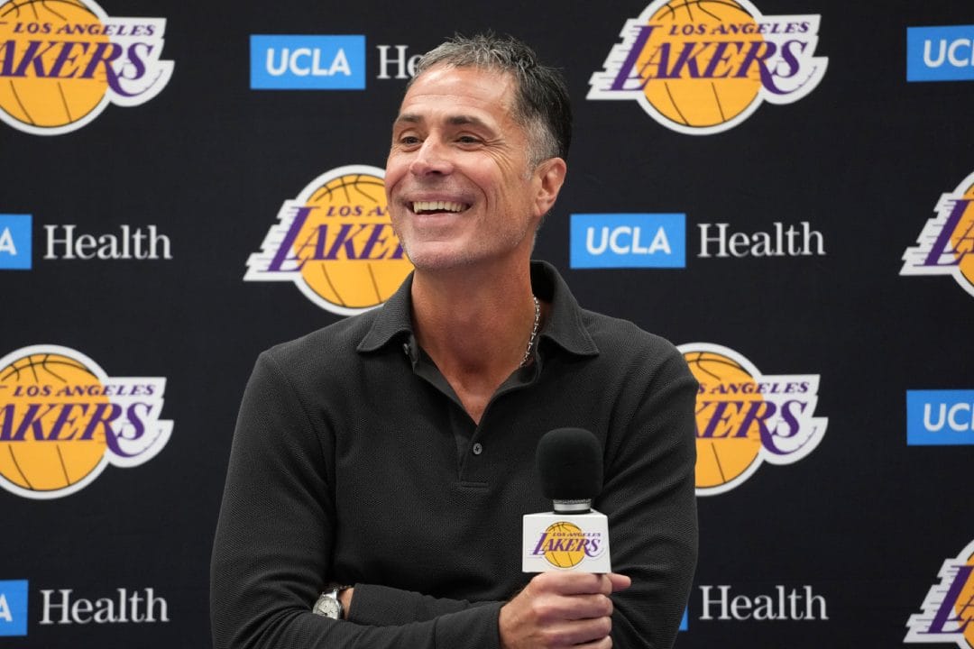 Rob Pelinka ríe ante una pregunta de la prensa