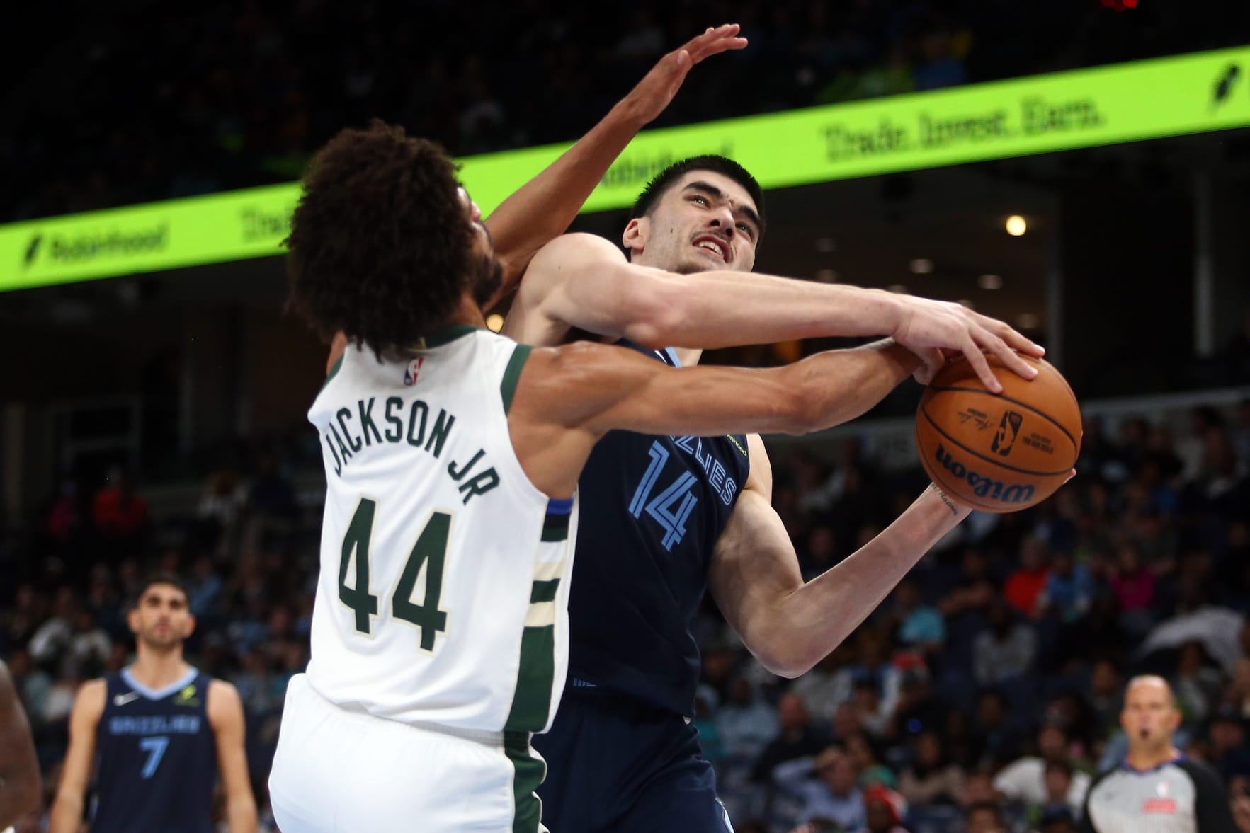 Zach Edey trata de anotar ante la defensa de Andre Jackson Jr.