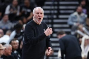 Popovich muestra su cabreo en la banda.
