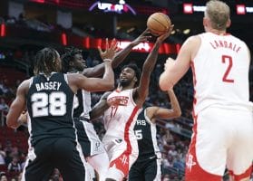 Tari Eason, jugador de los Rockets, lanza a canasta