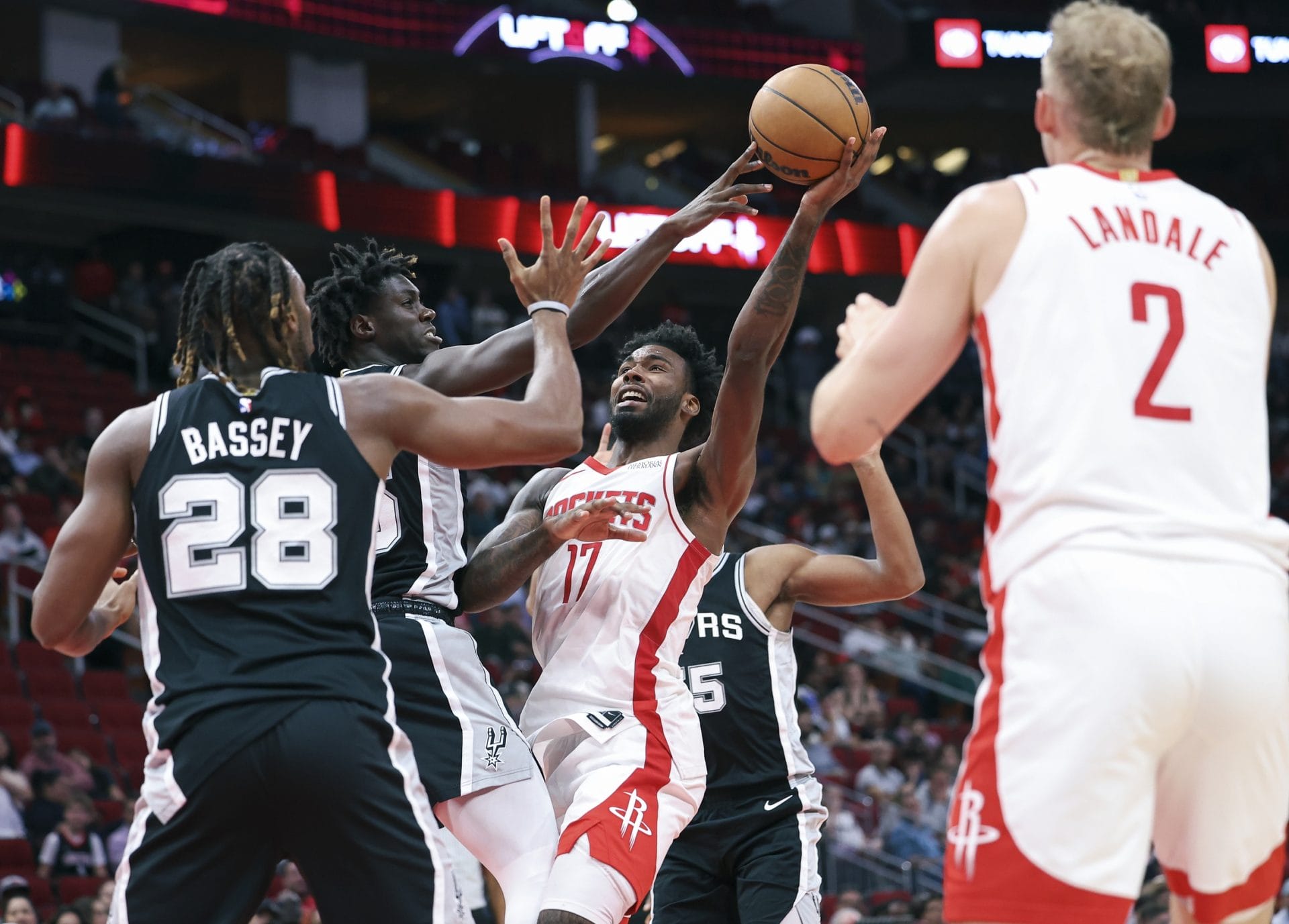Tari Eason, jugador de los Rockets, lanza a canasta