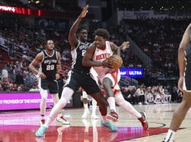 El jugador de los Rockets, Jae'Sean Tate, ataca la pintura
