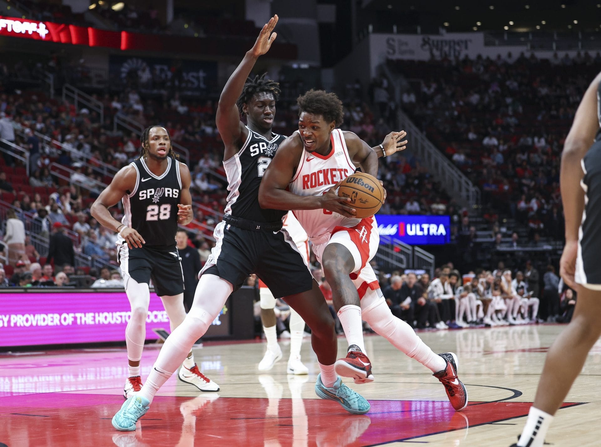 El jugador de los Rockets, Jae'Sean Tate, ataca la pintura