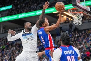 Malik Monk anota una bandeja