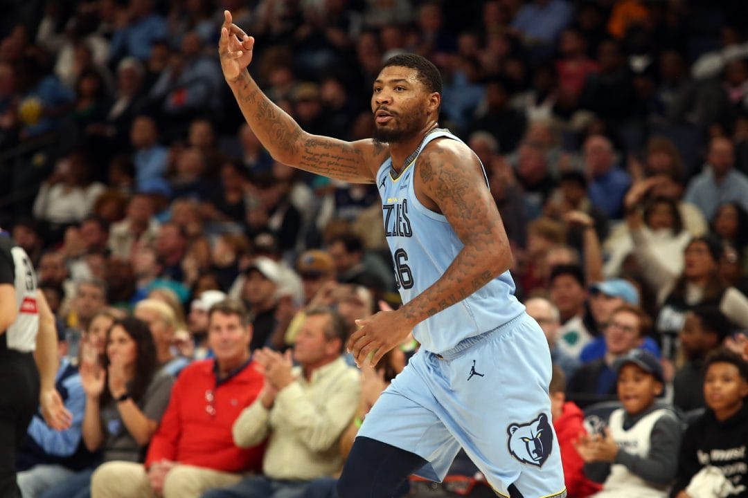 Marcus Smart celebra un triple.