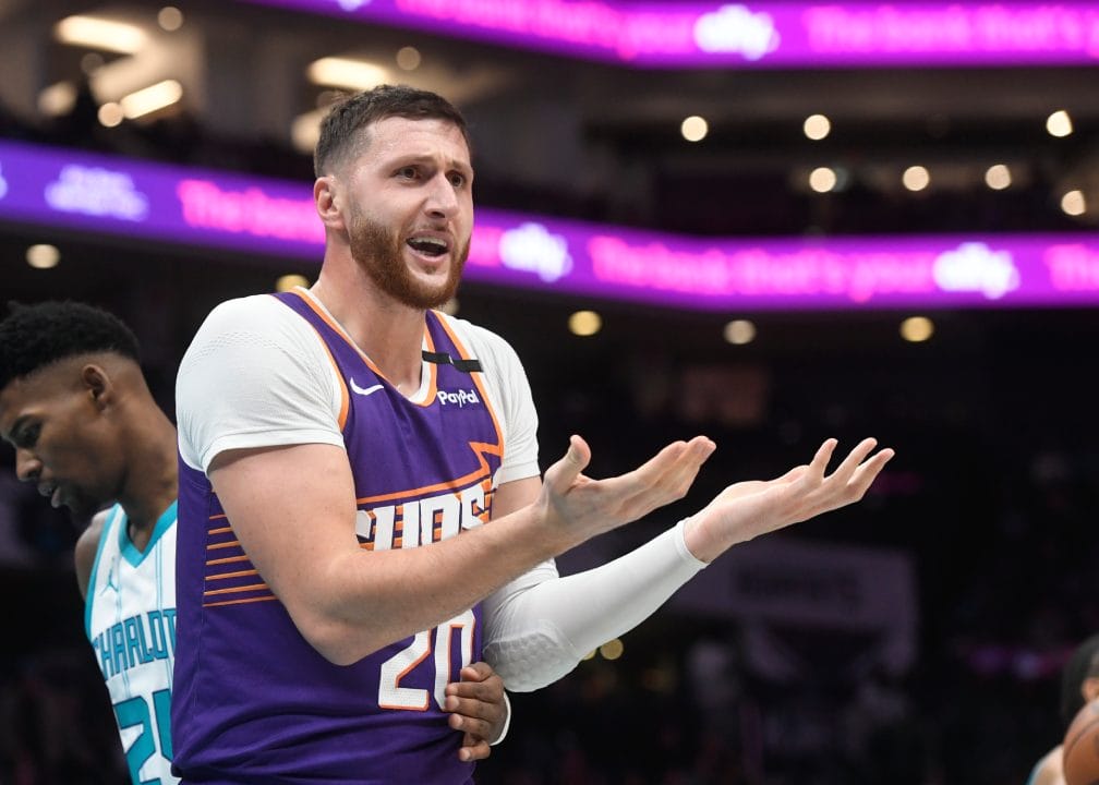 Jusuf Nurkic protestando una decisión arbitral.
