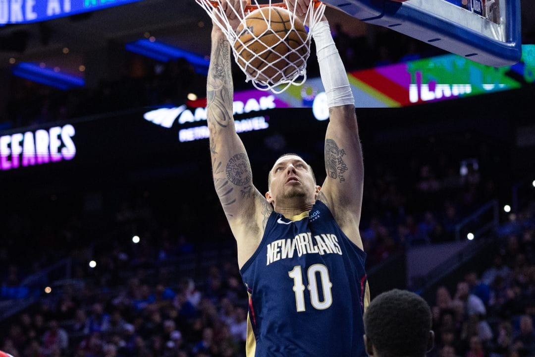 Daniel Theis machaca el aro.