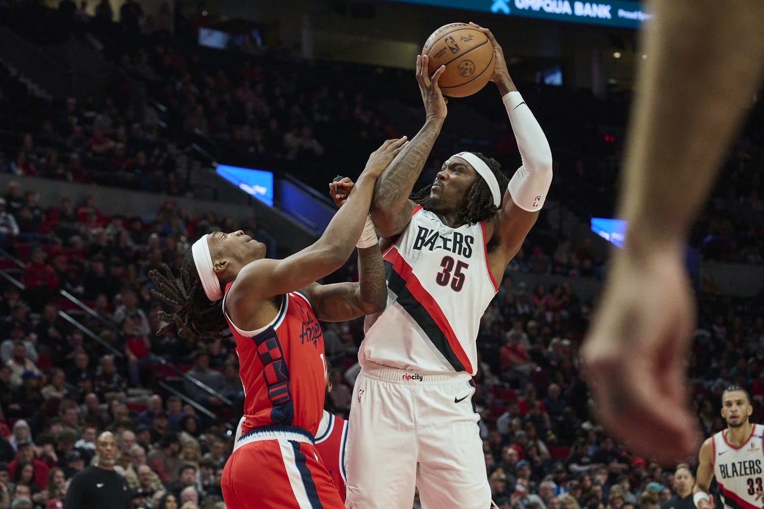 Robert Williams trata de anotar