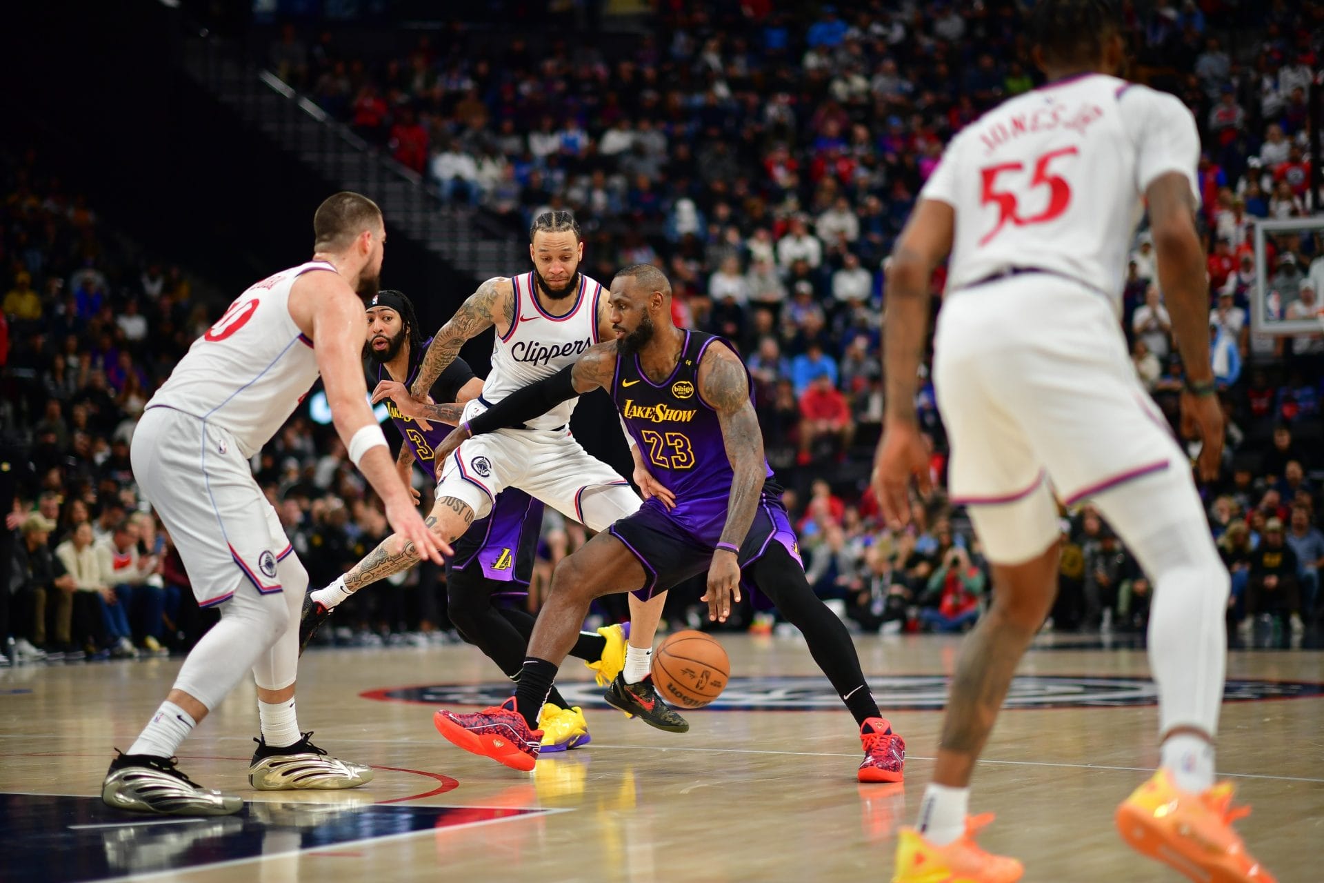 LeBron James rodeado de varios defensores