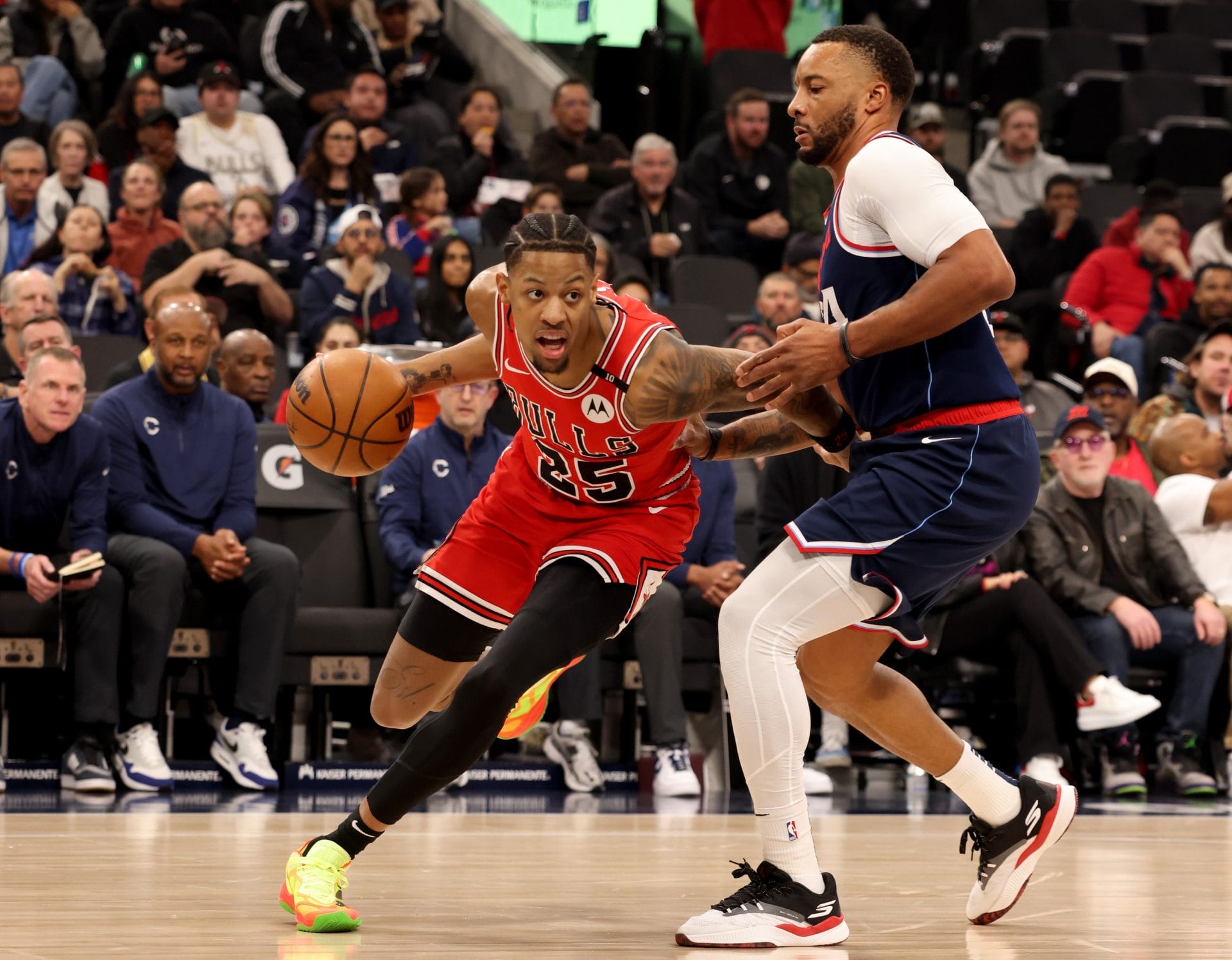 Dalen Terry y Norman Powell en un duelo previo entre Bulls y Clippers