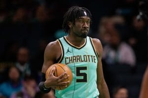 Mark Williams sostiene un balón en sus brazos.