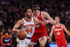 Landry Shamet, jugador de los Knicks, con el balón