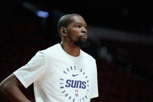 Kevin Durant durante un calentamiento con Phoenix Suns.