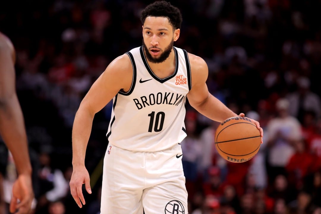 Ben Simmons maneja el balón con la camiseta de los Nets.