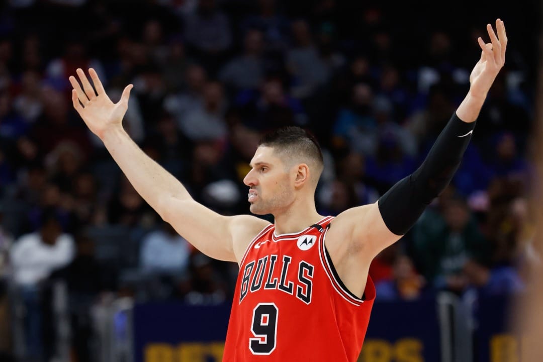 Nikola Vucevic celebra con los brazos abiertos.