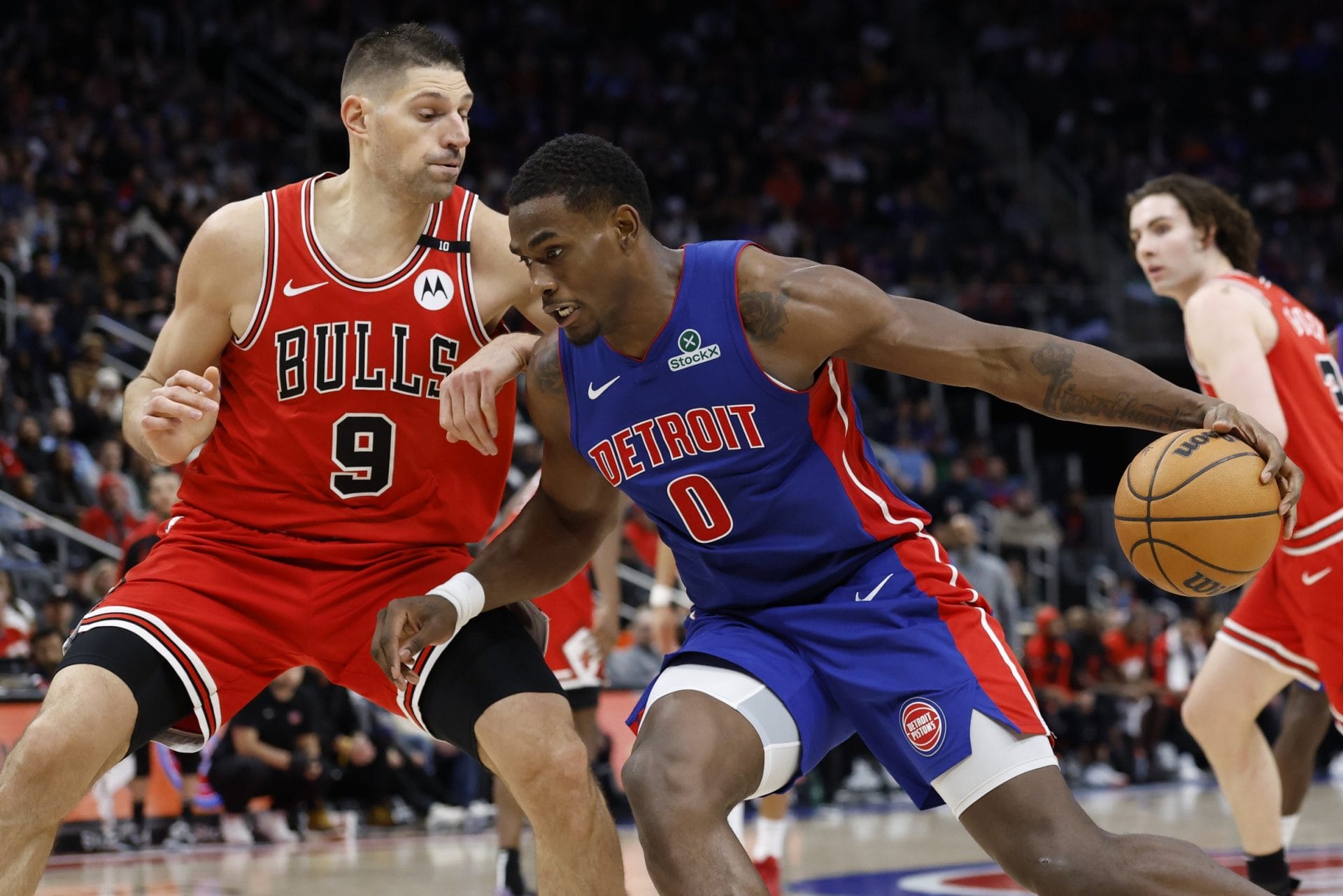 Jalen Duren defendido por Nikola Vucevic