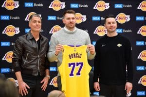 Luka Doncic posa por primera vez con la camiseta de Los Angeles Lakers