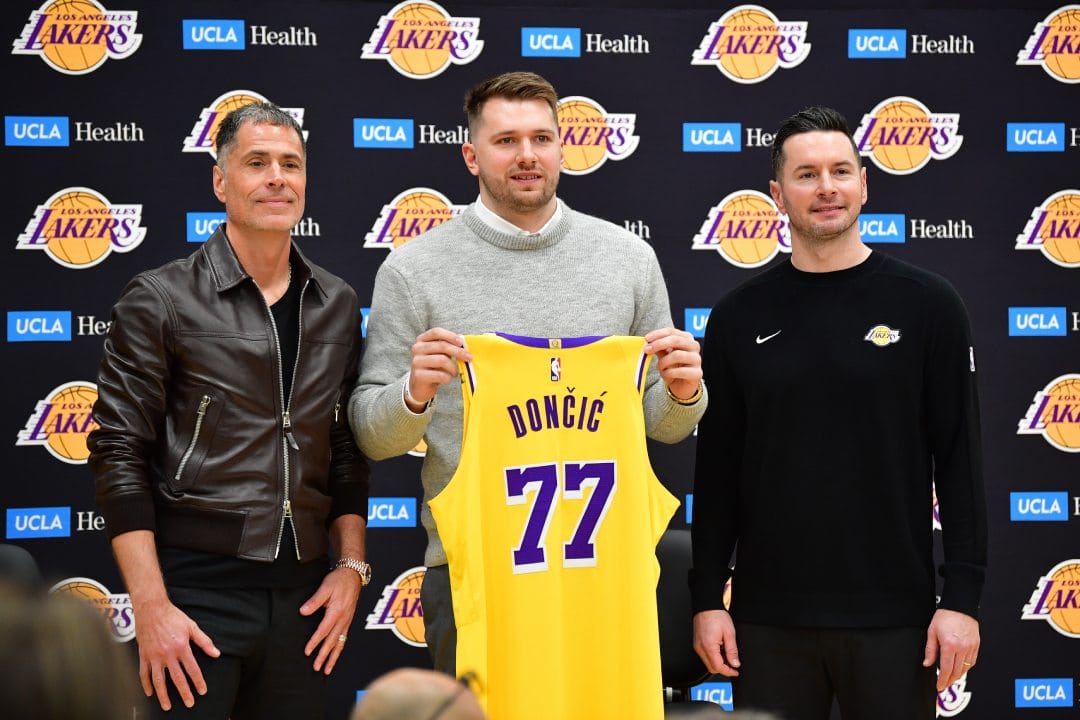 Luka Doncic posa por primera vez con la camiseta de Los Angeles Lakers
