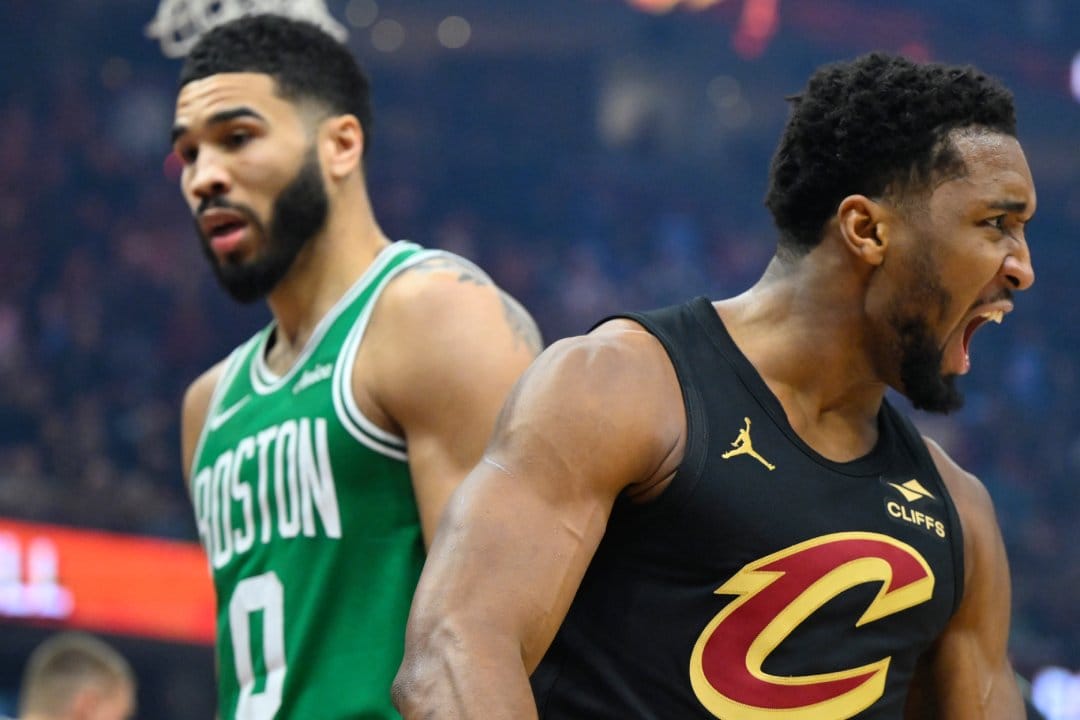 Donovan Mitchell celebra con Jayson Tatum de fondo en un Celtics vs Cavaliers.