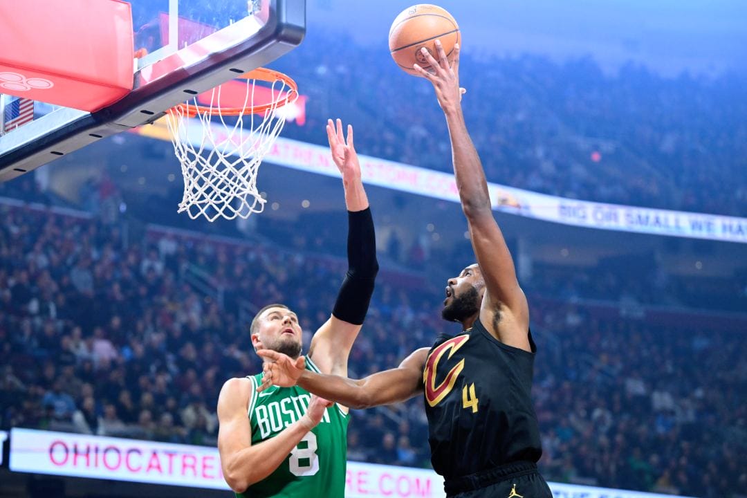 Mobley se bate con Porzingis durante un Celtics vs Cavaliers