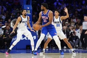 Embiid logra un triple-doble en su regreso a las pistas
