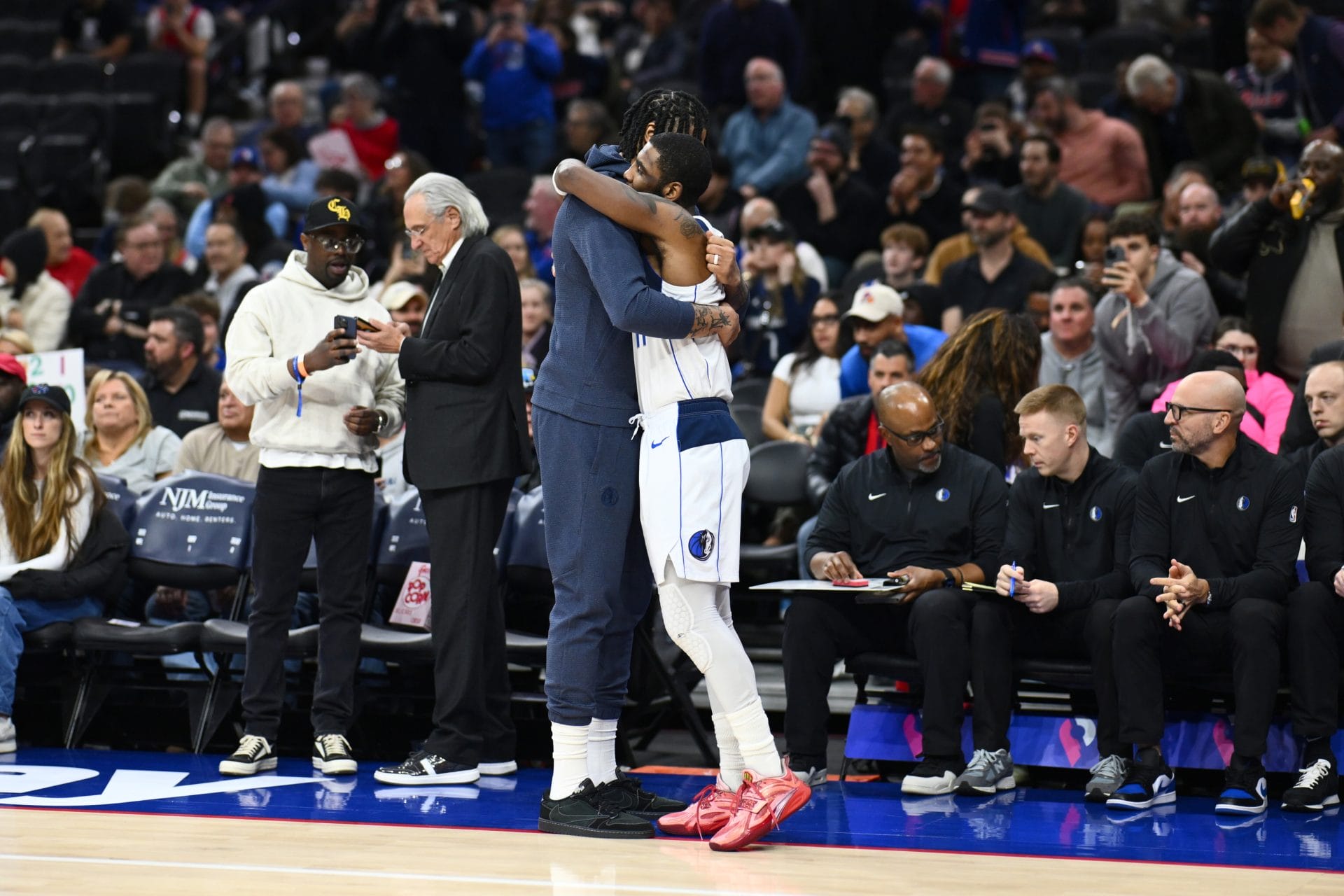 Kyrie irving abraza a Anthony Davis