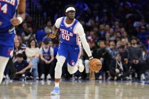 Reggie Jackson sube el balón.