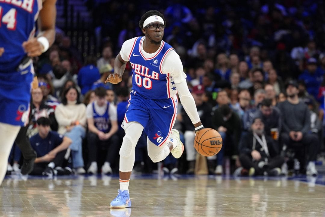 Reggie Jackson sube el balón.
