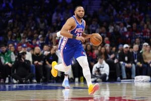 Eric Gordon maneja el balón.
