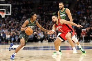 Rob Dillingham ante la defensa de Dillon Brooks