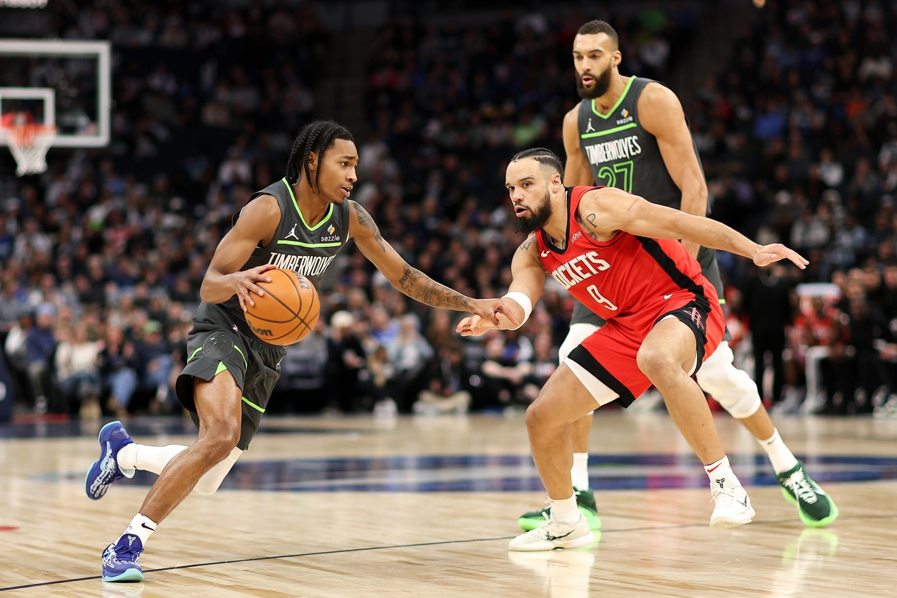Rob Dillingham ante la defensa de Dillon Brooks