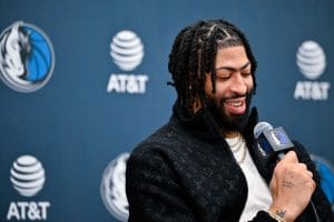 Anthony Davis atiende a los medios en su presentación