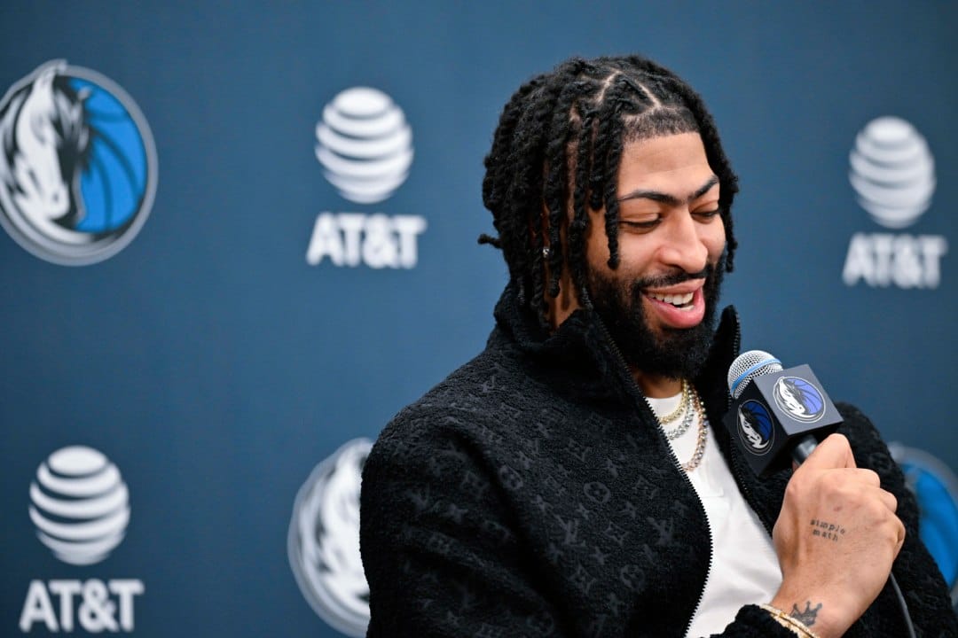 Anthony Davis atiende a los medios en su presentación