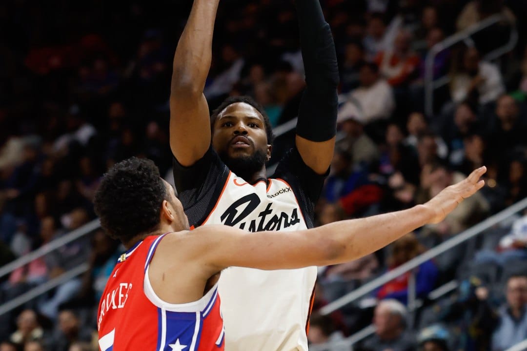 Malik Beasley lanza ante Justin Edwards.