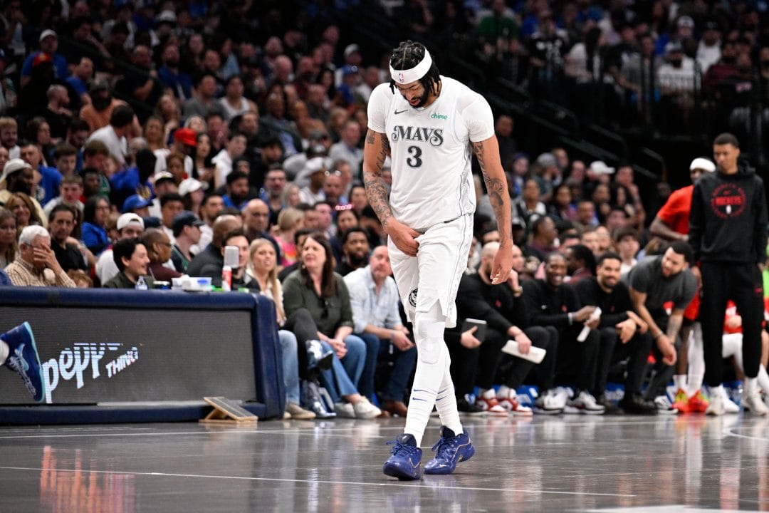 Anthony Davis se marcha de la pista lesionado.