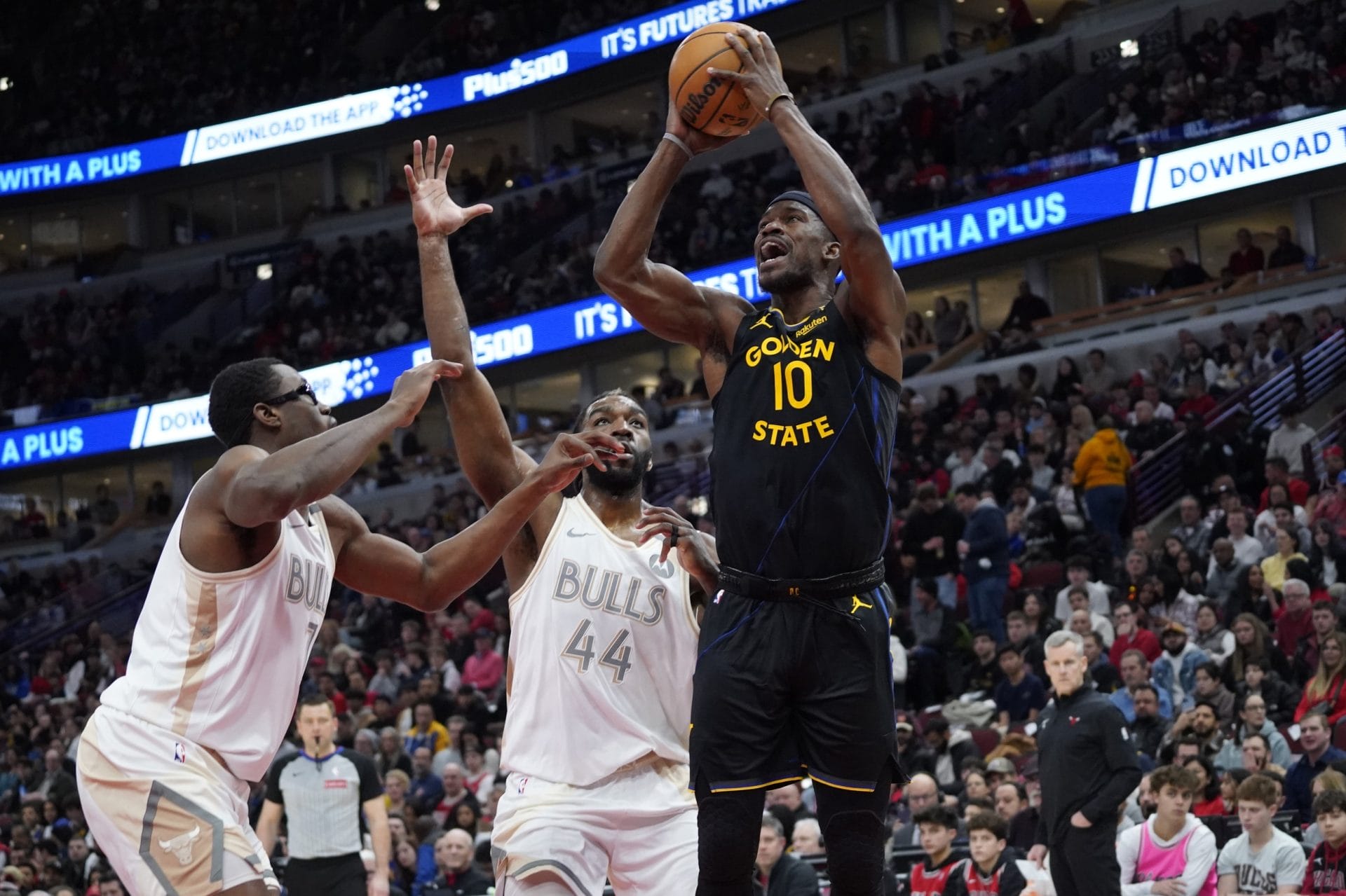 Jimmy Butler ya mete canastas para los Warriors