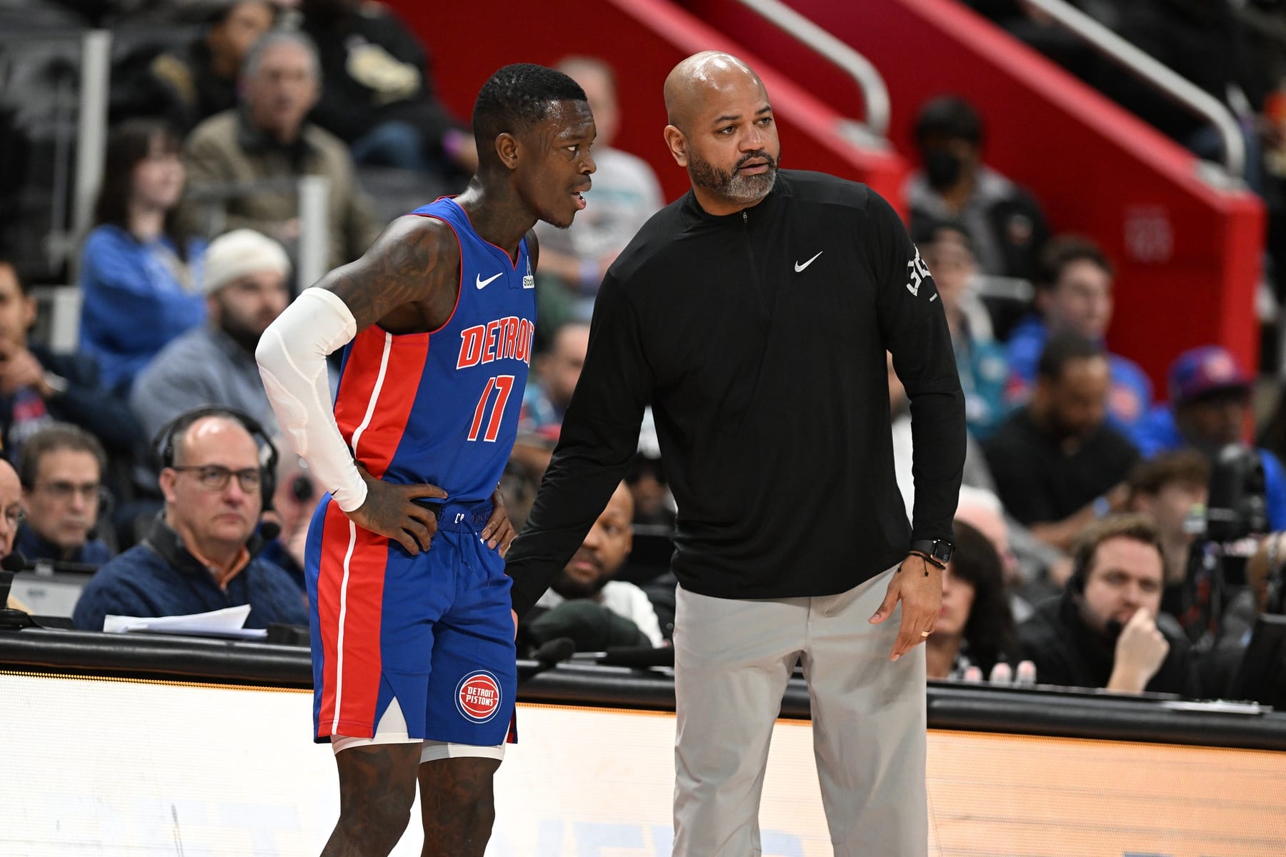 Dennis Schröder y el técnico J.B. Bickerstaff