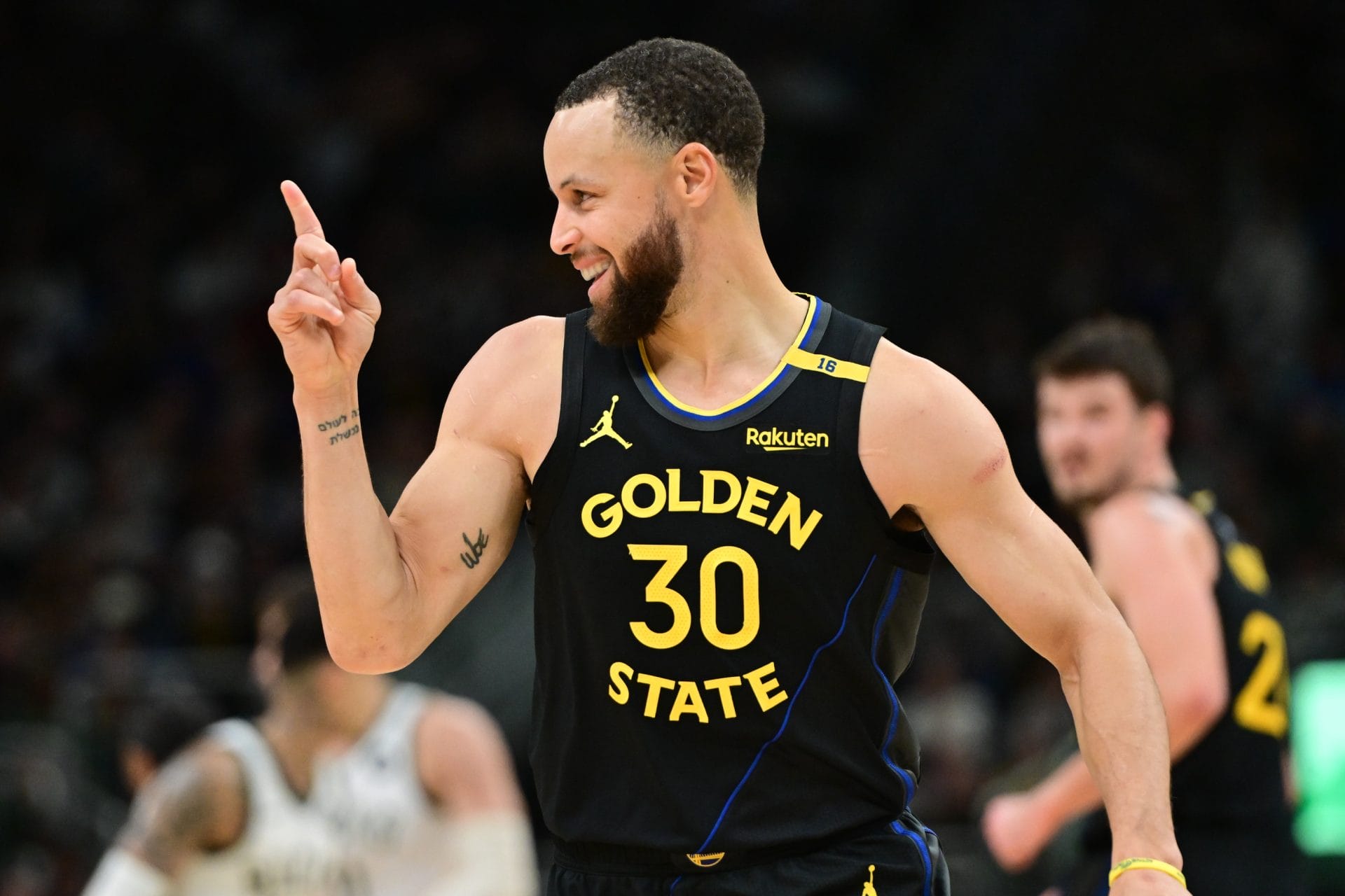 Los Warriors se imponen en Milwaukee con 58 puntos entre Curry y Butler