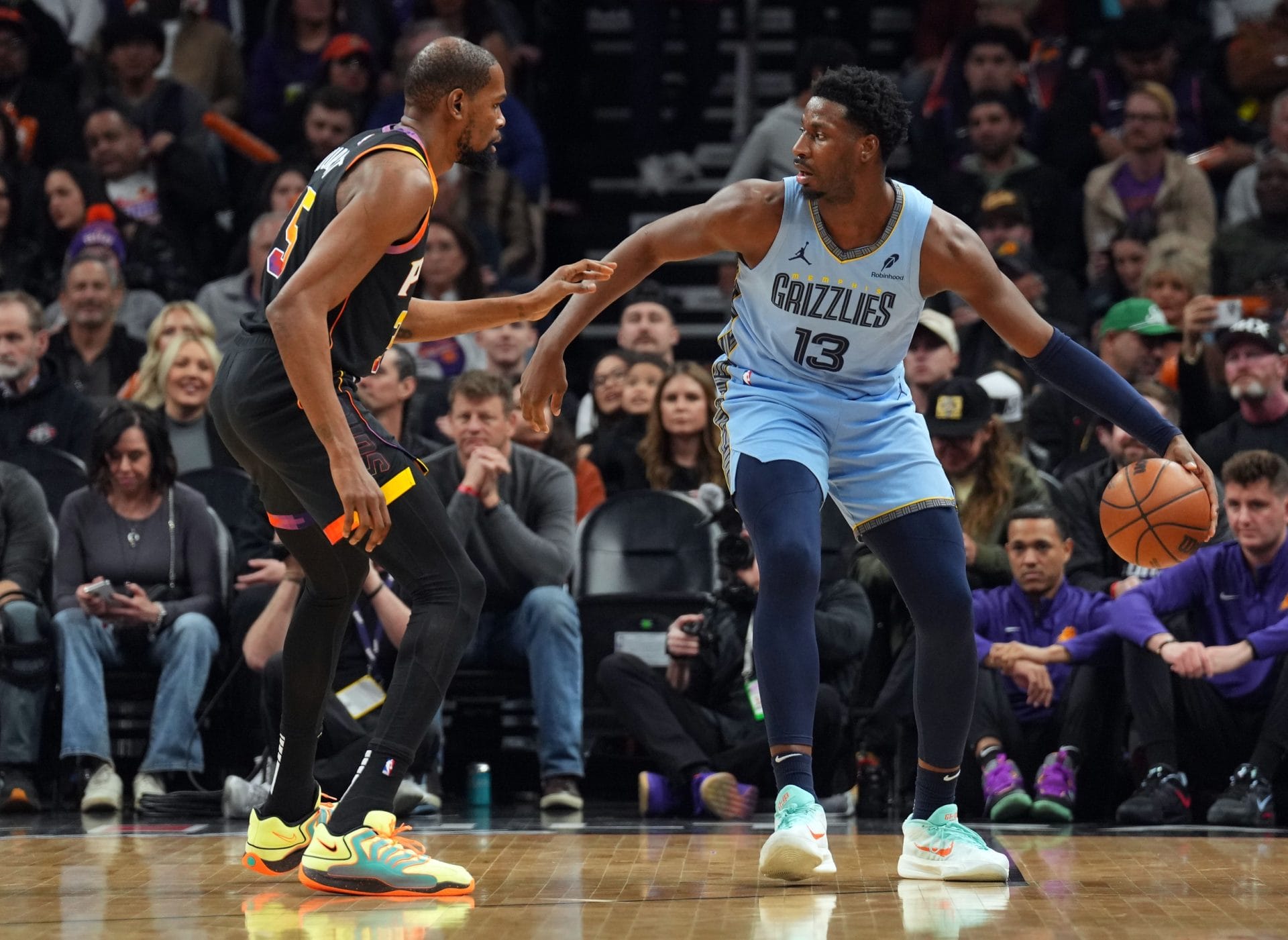 Jaren Jackson Jr. defendido por Kevin Durant