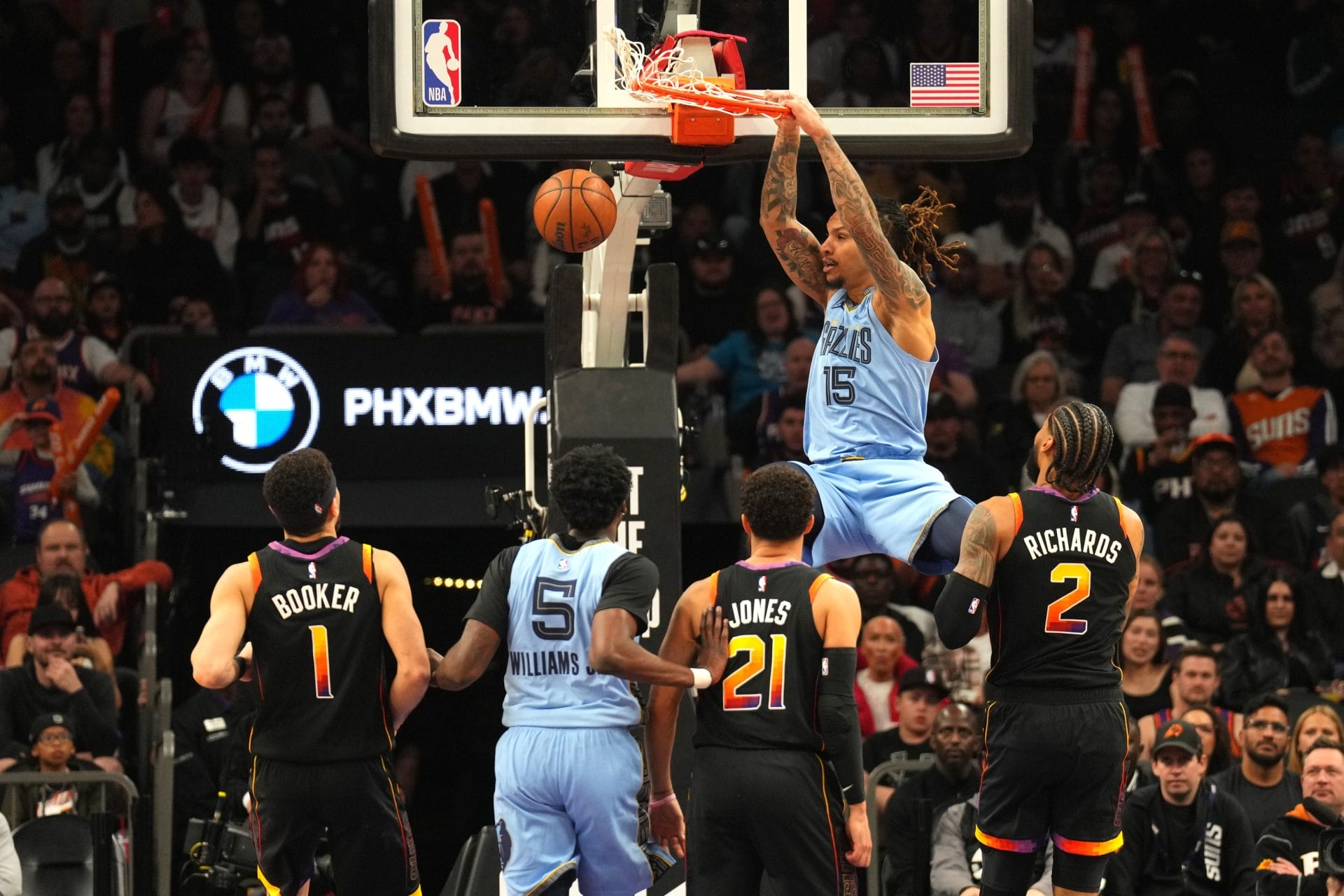 Brandon Clarke machaca el aro